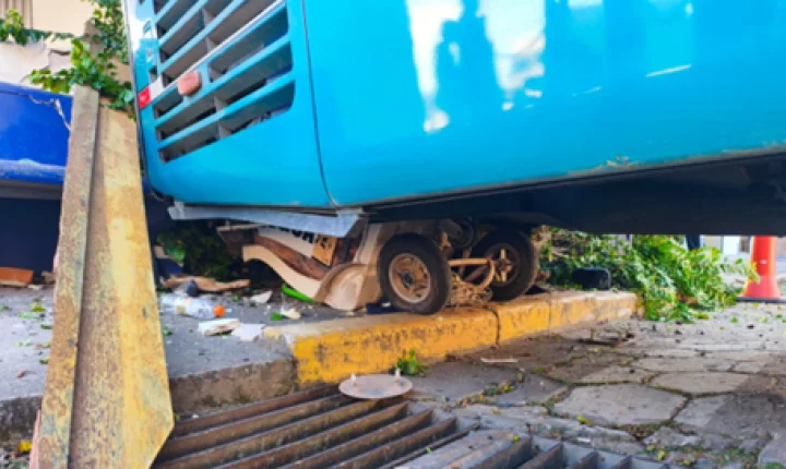 Ônibus desgovernado atinge empresa e destrói carrinho de ambulante em Monte Sião