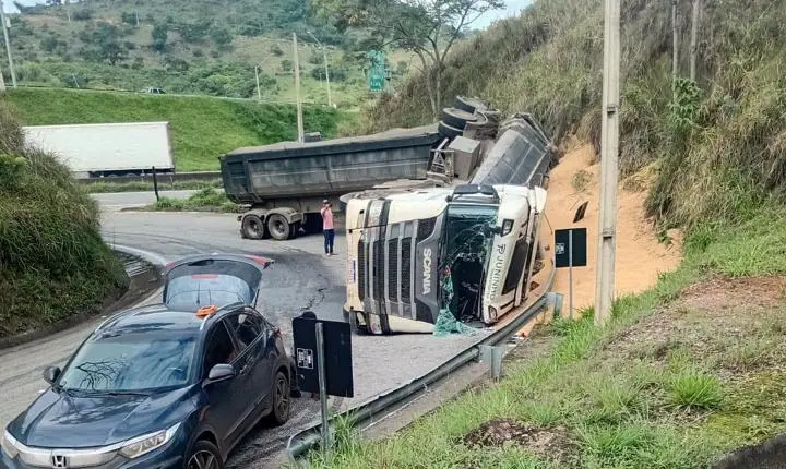 Tombamento de carreta bloqueia alça de retorno na Rodovia Fernão Dias